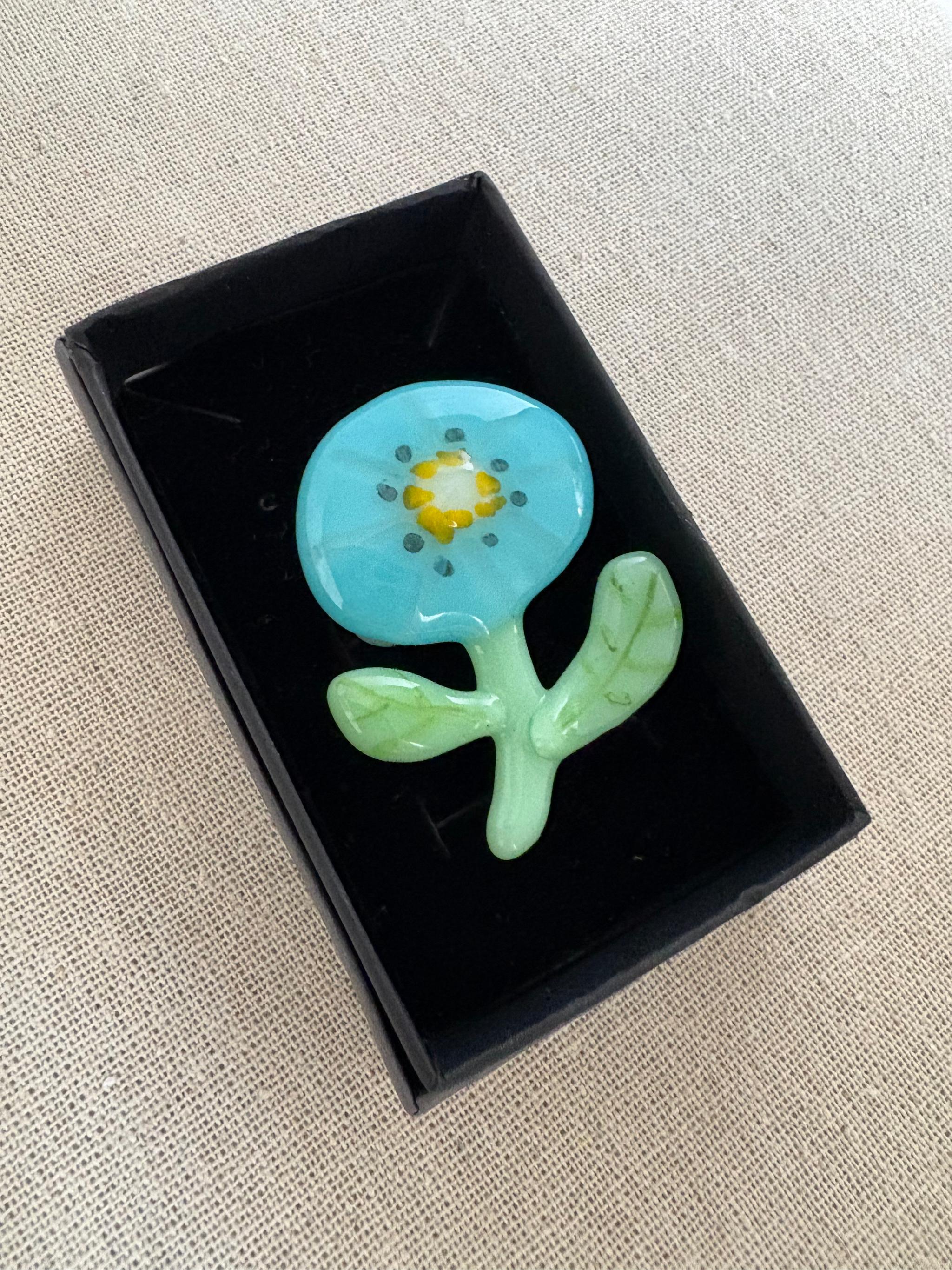 可愛いお花のブローチ【ターコイズブルー】ガラス製のブローチです。帯留めにも変更可