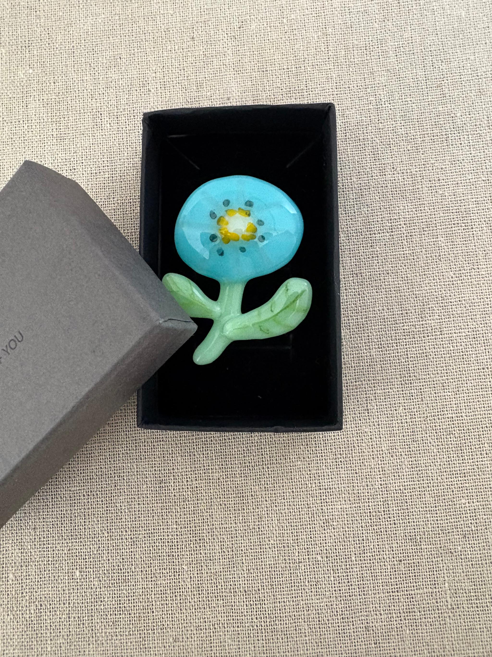 可愛いお花のブローチ【ターコイズブルー】ガラス製のブローチです。帯留めにも変更可 | 3枚目