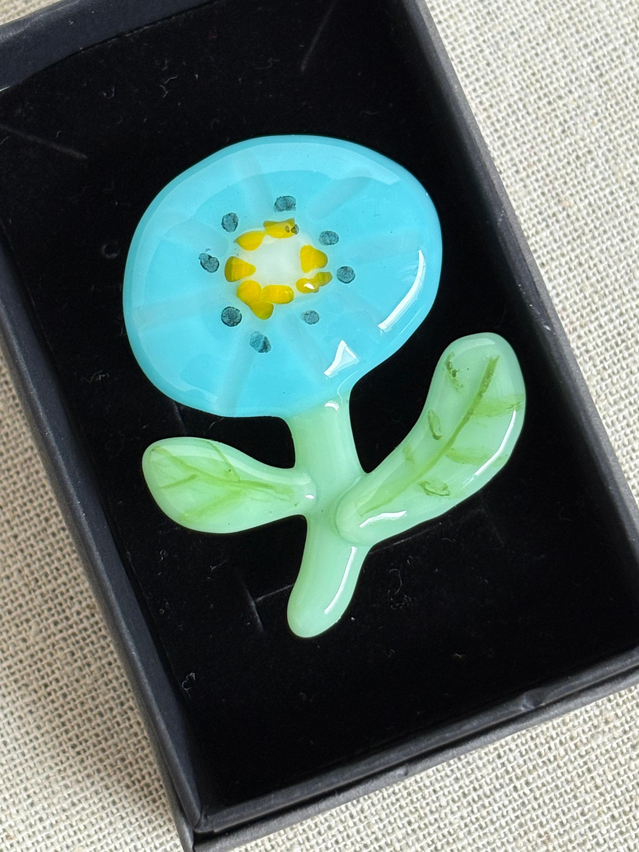 可愛いお花のブローチ【ターコイズブルー】ガラス製のブローチです。帯留めにも変更可 | 4枚目