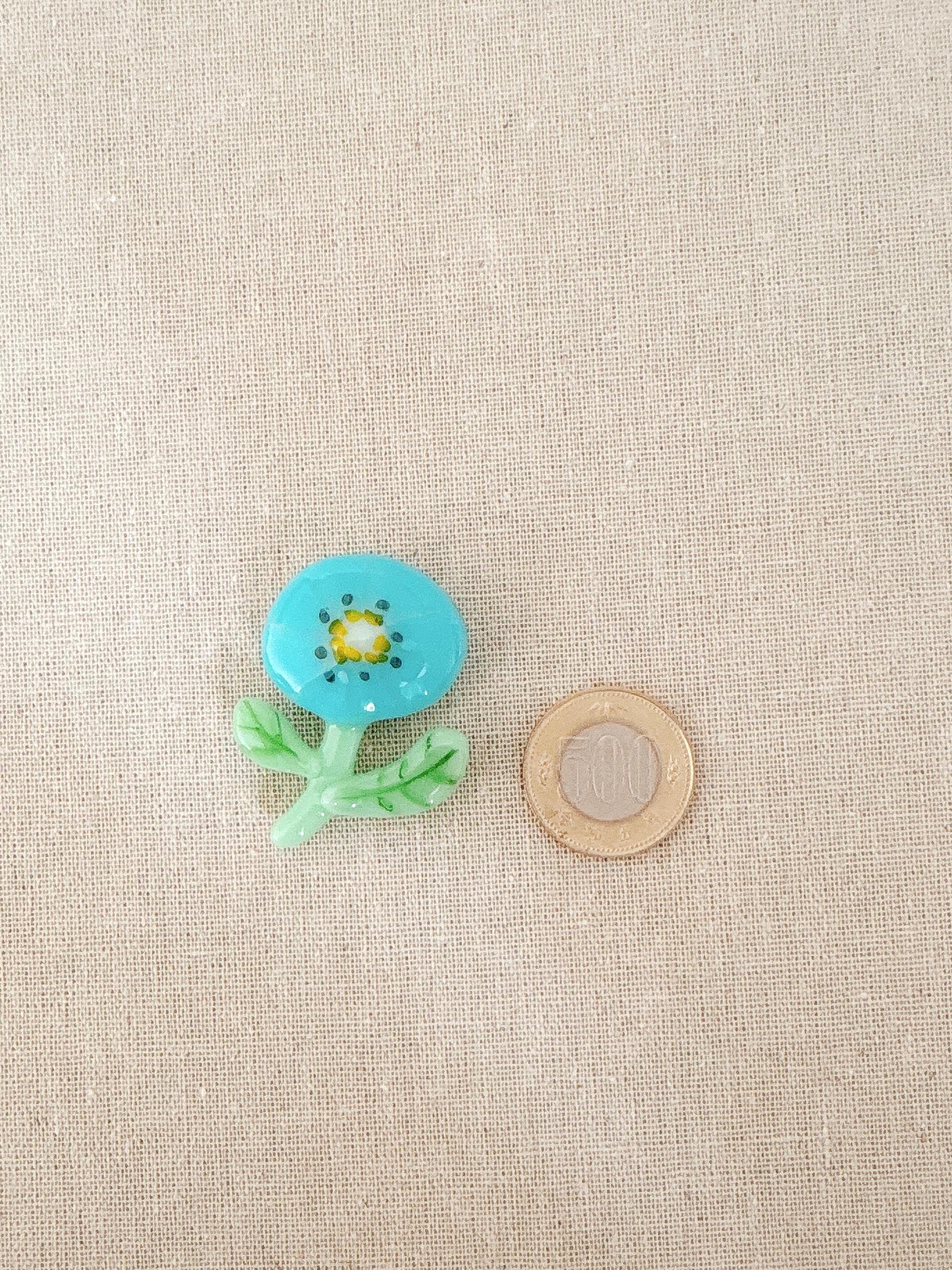 可愛いお花のブローチ【ターコイズブルー】ガラス製のブローチです。帯留めにも変更可 | 6枚目