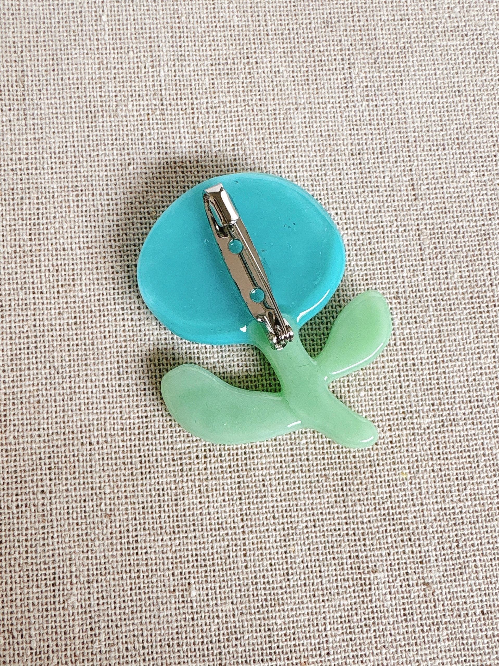 可愛いお花のブローチ【ターコイズブルー】ガラス製のブローチです。帯留めにも変更可 | 7枚目